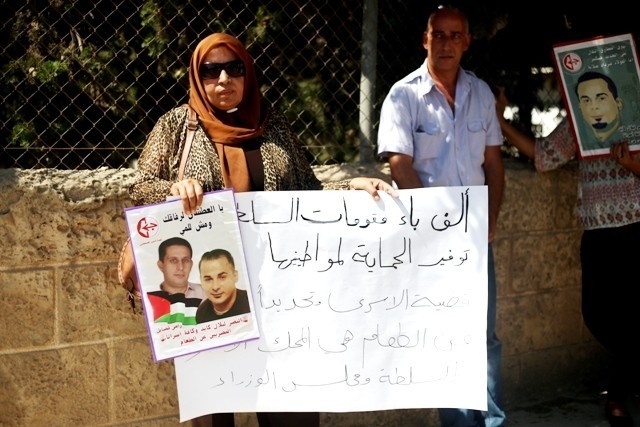 إعتصام لأهالي الأسرى المضربين عن الطعام أمام مجلس الوزراء برام الله